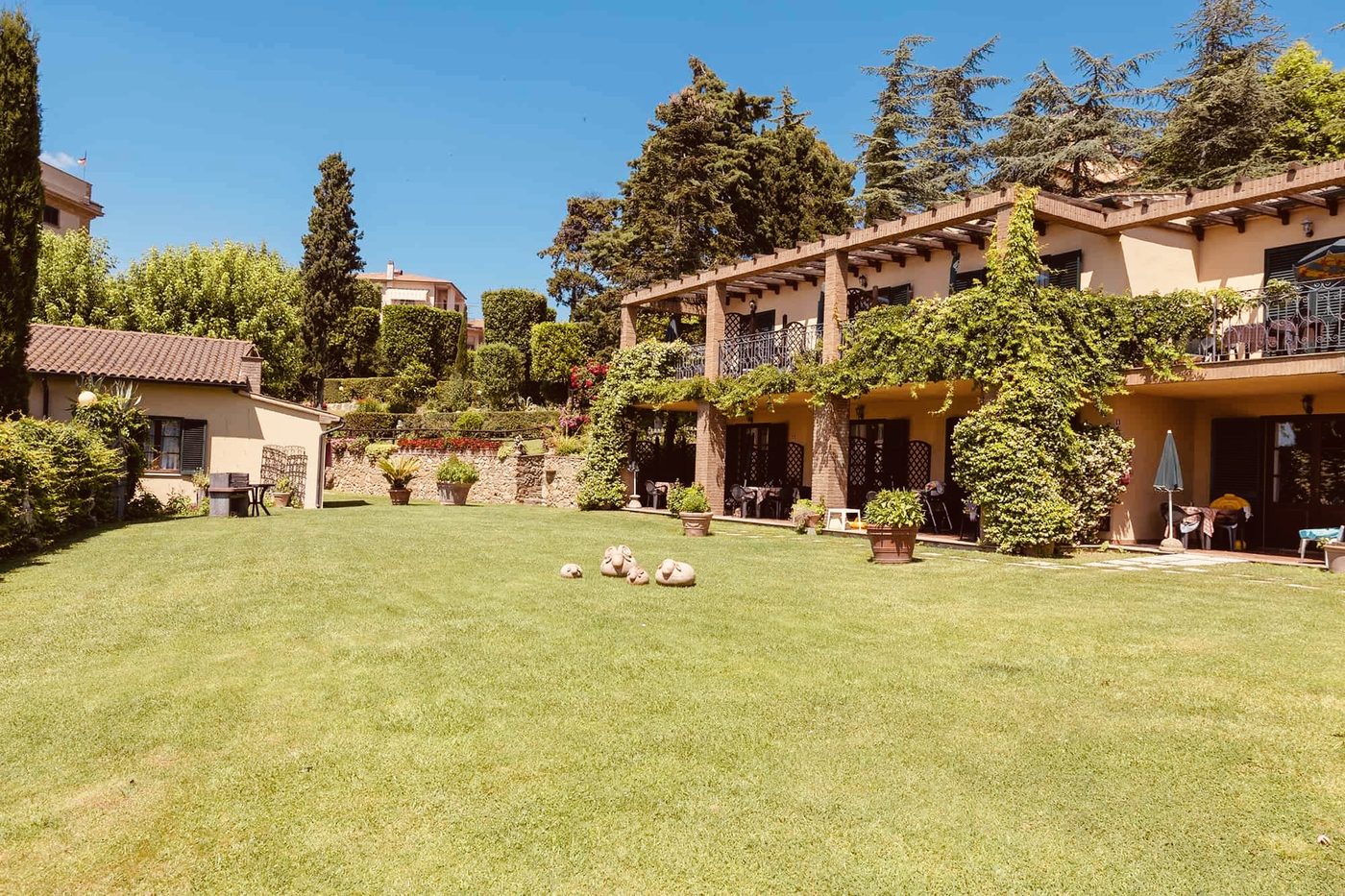 Villa Elena — garden and residence